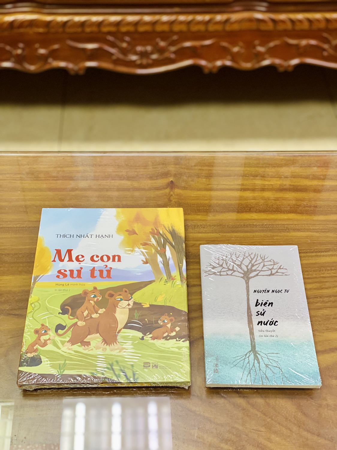 + Nhà bán giao hàng nhanh như một cơn gió. Mình săn sale trưa 11/11 mà hôm sau đã nhận được sách. Đơn 2 quyển đóng gói ổn, sách được bọc màng co, nguyên vẹn, không bị hư hại gì. 
+ Sách bìa cứng, khổ to, có áo bìa; in màu toàn bộ trên giấy bóng, chất lượng giấy tốt, dày dặn, hình minh họa sinh động. Câu chuyện về mẹ con sư tử phù hợp để kể cho các em nhỏ nghe vào mỗi tối trước khi đi ngủ.