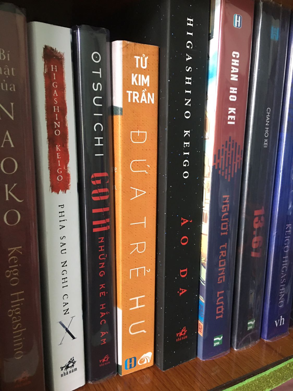 Tiki gói hàng và giao hàng rất nhanh, mình mới đặt hôm qua thì hôm nay đã nhận được rồi ạ. Tuy nhiên khâu khói không cẩn thận, ko có bọc chống sốc, sách thì bị trầy xước khá nhiều và còn bị quăn góc nữa huhuu. Nhưng vẫn cho tiki 5 sao để khuyến khích. Về phần nội dung của Ảo dạ thì munhf có đọc sơ qua review thấy nó khá giống với cuộc đời của Yukiho trong Bạch dạ hành, tuy nhiên nữ chính trong Ảo dạ mình cảm thấy tính cách và con người cô ấy có phần cay nghiệt và nhẫn tâm hơn.