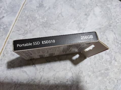 Thời gian giao hàng của Tiki Now rất nhanh, chất lượng sản phẩm tốt. Bảo hành chính hãng nên rất yên tâm. Tiki có xuất hóa đơn gửi qua email để theo dõi bảo hành rất ok. Hàng chính hãng Trancend, đã *** tốc độ rất nhanh, nhỏ gọn rất tiện khi phải di chuyển nhiều. Laptop và điện thoại nhận ổ SSD này rất nhanh.