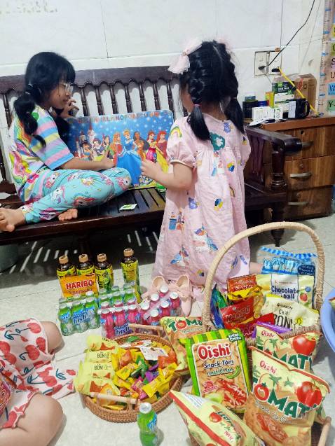 Váy cotton suông rộng, hình in dễ thương. Vải mặc mát, thân thiện với làn da trẻ