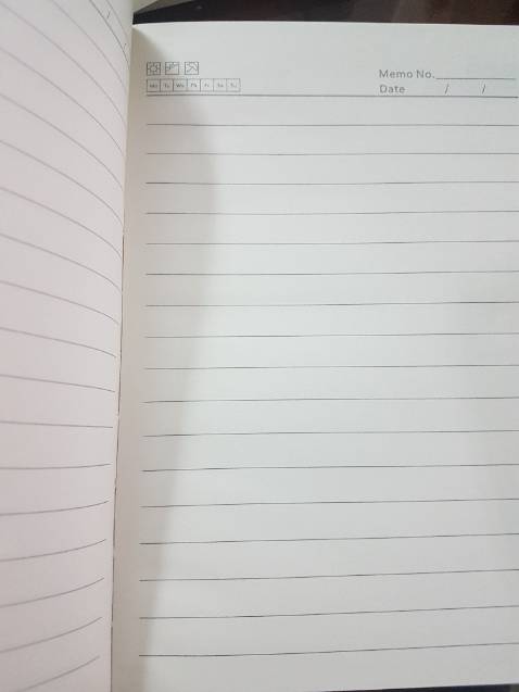 Sổ ghi chép có khóa, bìa màu hồng rất đẹp và dễ thương.