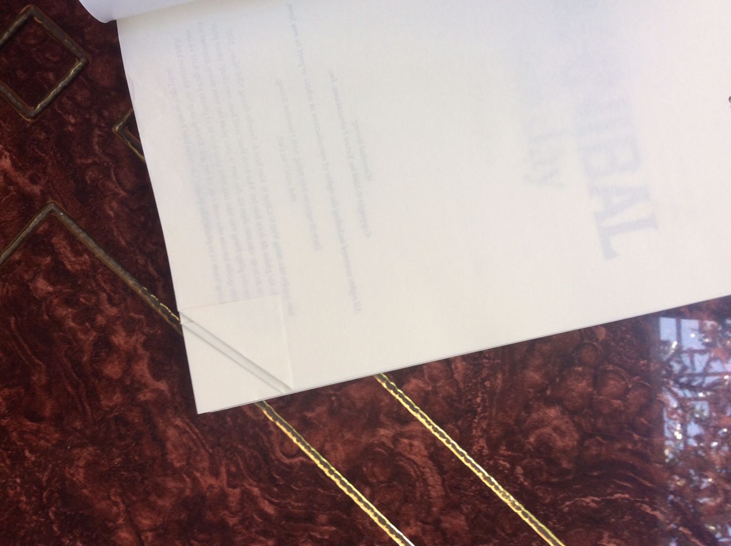 Mình đặt mua hôm 25/6 và vẫn như tác phong của Tiki, giao hàng rất nhanh. Nhưng lần đầu tiên mình bị trường hợp như thế này. Sách rất bụi, còn dính cả vết xước đen to đùng ở mặt sau sách. Bên trong thì có trang bị gấp mép. Từng đây lỗi mình có thể bỏ qua cho đến khi mình thấy gáy sách có vết cắt?!?! Cuốn này chỉ mới phát hành gần đây, chẳng lẽ đã thành hàng tồn kho rồi?! Mình rất thích đặt sách ở Tiki và mình sẽ tiếp tục ủng hộ. Nhưng sự đặc biệt thất vọng này thì mình phải nói ra! Hy vọng trong tương lai sẽ không gặp trường hợp như này nữa.