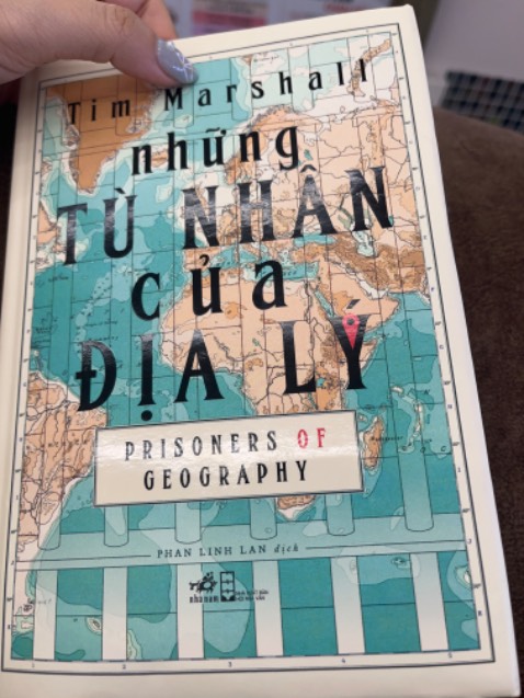 Sách đẹp, bìa cứng, chất liệu giấy và size chữ hợp lý nên đọc nội dung rất dài cũng không quá mỏi mắt. 
Nội dung hay, lý giải liên kết giữa vị thế địa lý và vị thế chính trị kinh tế. Cách viết rõ ràng và đều có minh hoạ bản đồ chính trị để dễ hiểu hơn. 
Dù hiện tại sắp đến 2024 nhưng thông tin trong sách vẫn đang có giá trị đương thời!