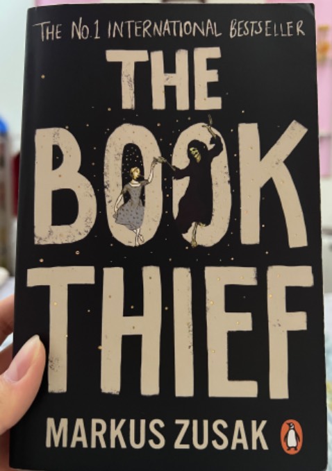 Sách đẹp, nhẹ, nội dung rất hay và ý nghĩa. Câu chuyện có bối cảnh ở thế chiến thứ 2, nhân vật chính là cô bé Liesel Meminger, một kẻ trộm sách, hiếu được sức mạnh của ngôn từ, vừa đem tới sự an ủi, niềm hy vọng trong những thời kỳ đen tối, nhưng cũng có sức tàn phá, phá huỷ ghê gớm. Sự cực đoan của Nazi Regime, khung cảnh đen tối của thời chiến, tuy nhiên len lỏi giữa đó là những kỷ niệm thời thơ ấu, những con người nơi phố Himmel Street,… Tất cả tạo nên một câu chuyện vừa đau lòng nhưng cũng vô cùng ấm áp và cảm động.