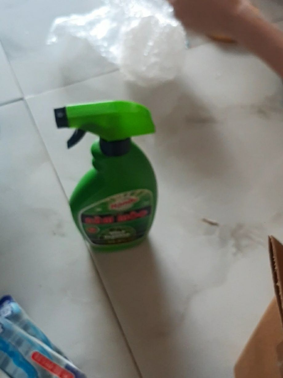 Đã dùng thử thấy hiệu quả, xịt lên chỗ bị mốc đợi tầm mấy phút vết mốc biến mất luôn, lấy khăn ẩm chùi sạch là ok