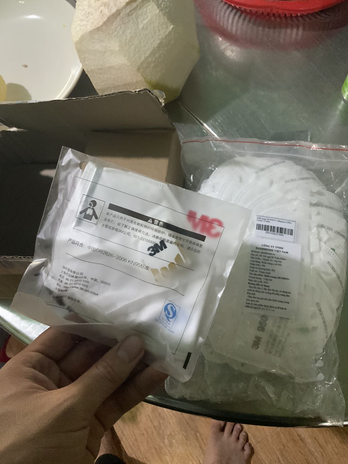 Mua của shop một lần lúc còn bán loại nguyên hộp, lần này mua khẩu trang có nhiều điểm khác với lần trước tuy cùng loại. Nhưng khẩu trang giống đặc điểm mô tả hàng chính hãng, tin tưởng shop nên cho 5 sao