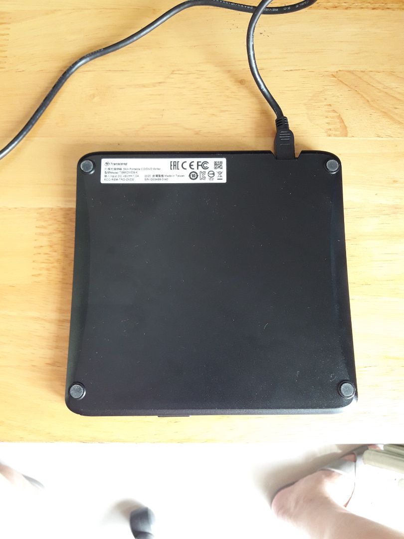 Sử dụng ổn. Chi tiết nhựa của sản phẩm khá mỏng vì vậy phần vỏ sản phẩm hơi ọp ẹp. Logo và chi tiết trên sản phẩm nhận được khác so với hình ảnh quảng cáo, cụ thể trên mặt trước khay đĩa hoàn toàn trống trơn không hề có nội dung in trên bề mặt.