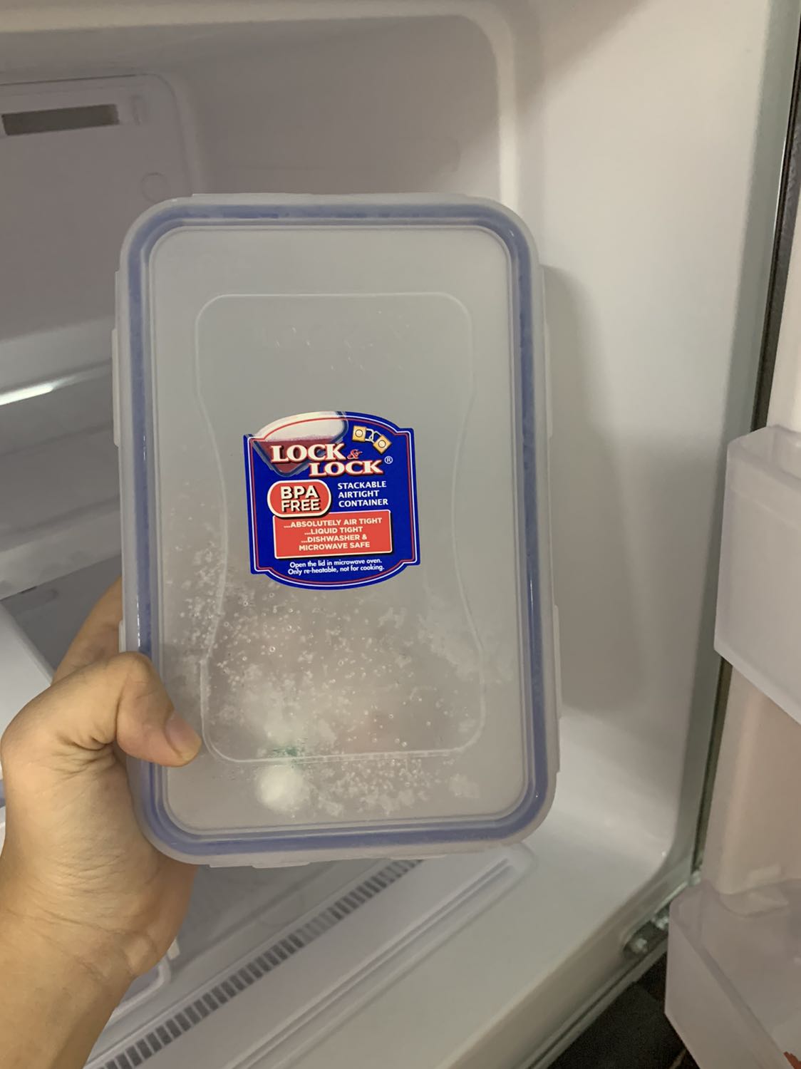 Hằng chính hãng nên chất lượng hộp rất tốt, shop đóng gói cẩn thận lắm nên hộp không bị trầy xước, kích thước hộp lớn đủ to để trữ đông