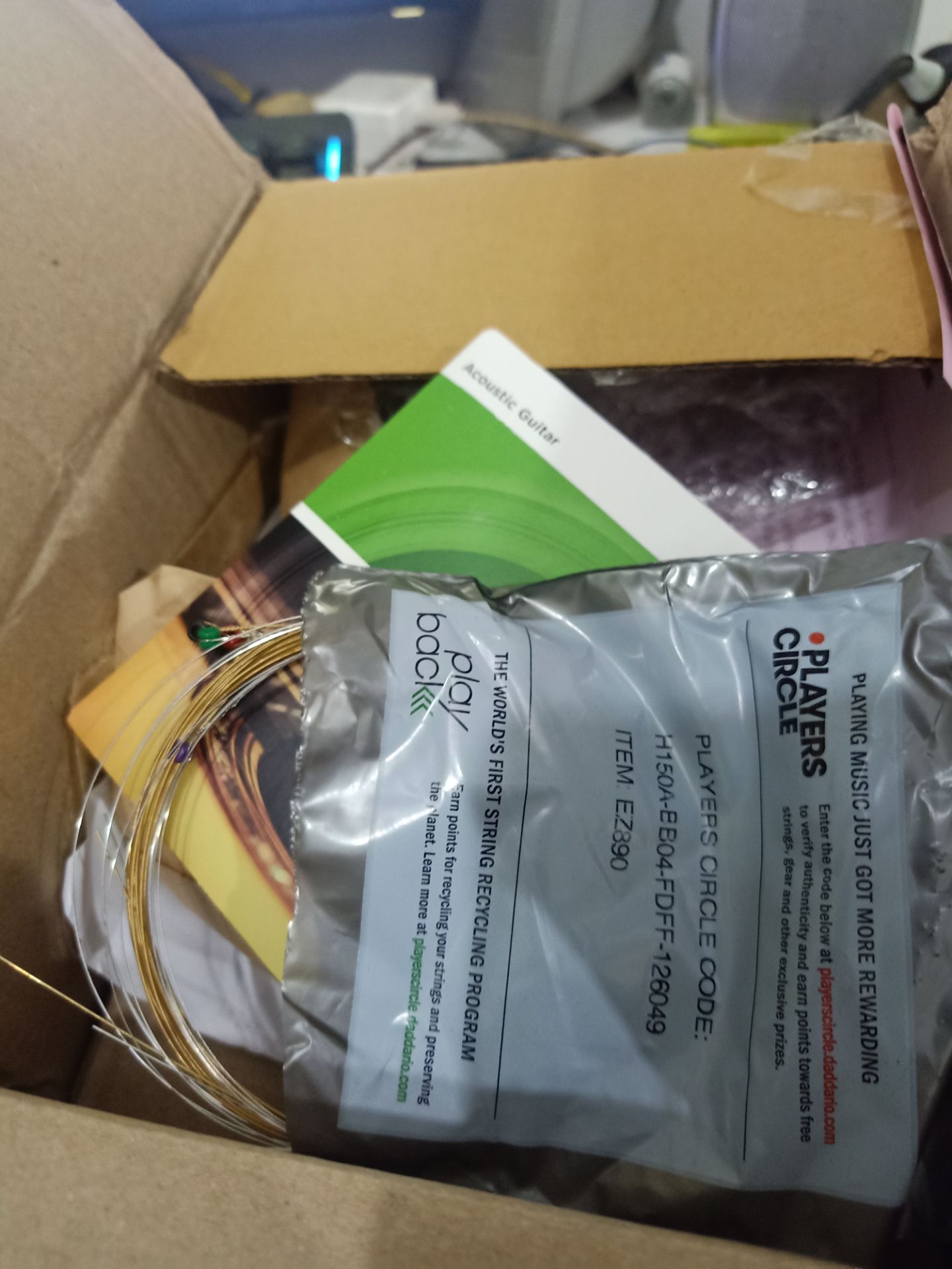 Hoá đơn shop có tặng kèm theo móng gãy Dreammaker mà nhận hàng thì thấy đâu vậy ạ?