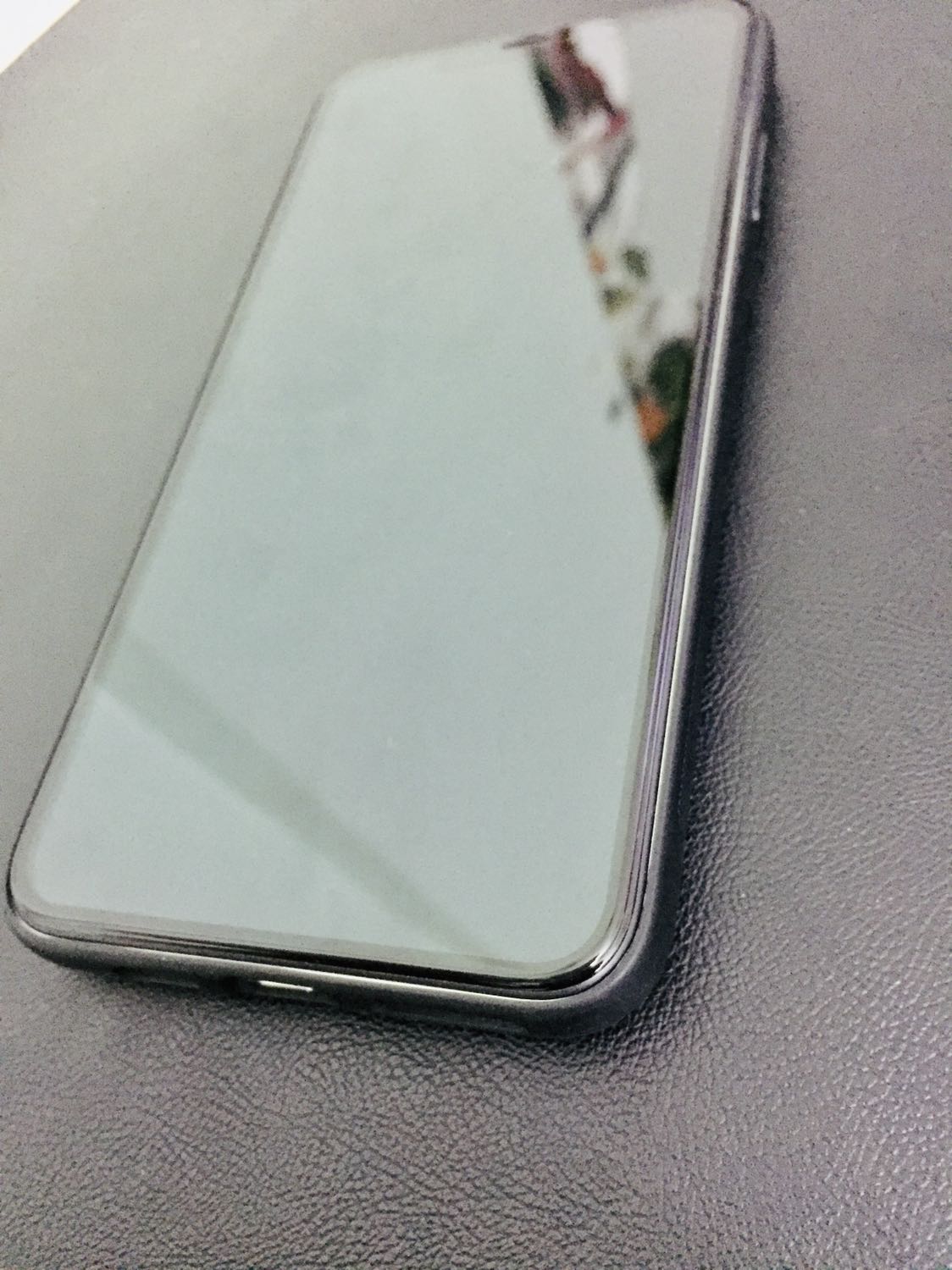 Phủ kín mép viền, bám vân tay ít chỉ cần lau nhẹ là hết. Chất lượng chưa biết thế nào, đây là miếng mipow thứ hai mình mua vì miếng trước tự nhiên bị nứt dù không rơi rớt gì cả.