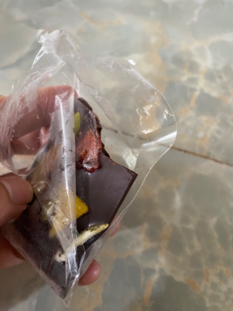 Ngon nha mọi người, vị ngọt thơm trái cây, mình ăn lần đầu mà rất thích luôn. Chỉ ước cục socola to hơn xíu :))