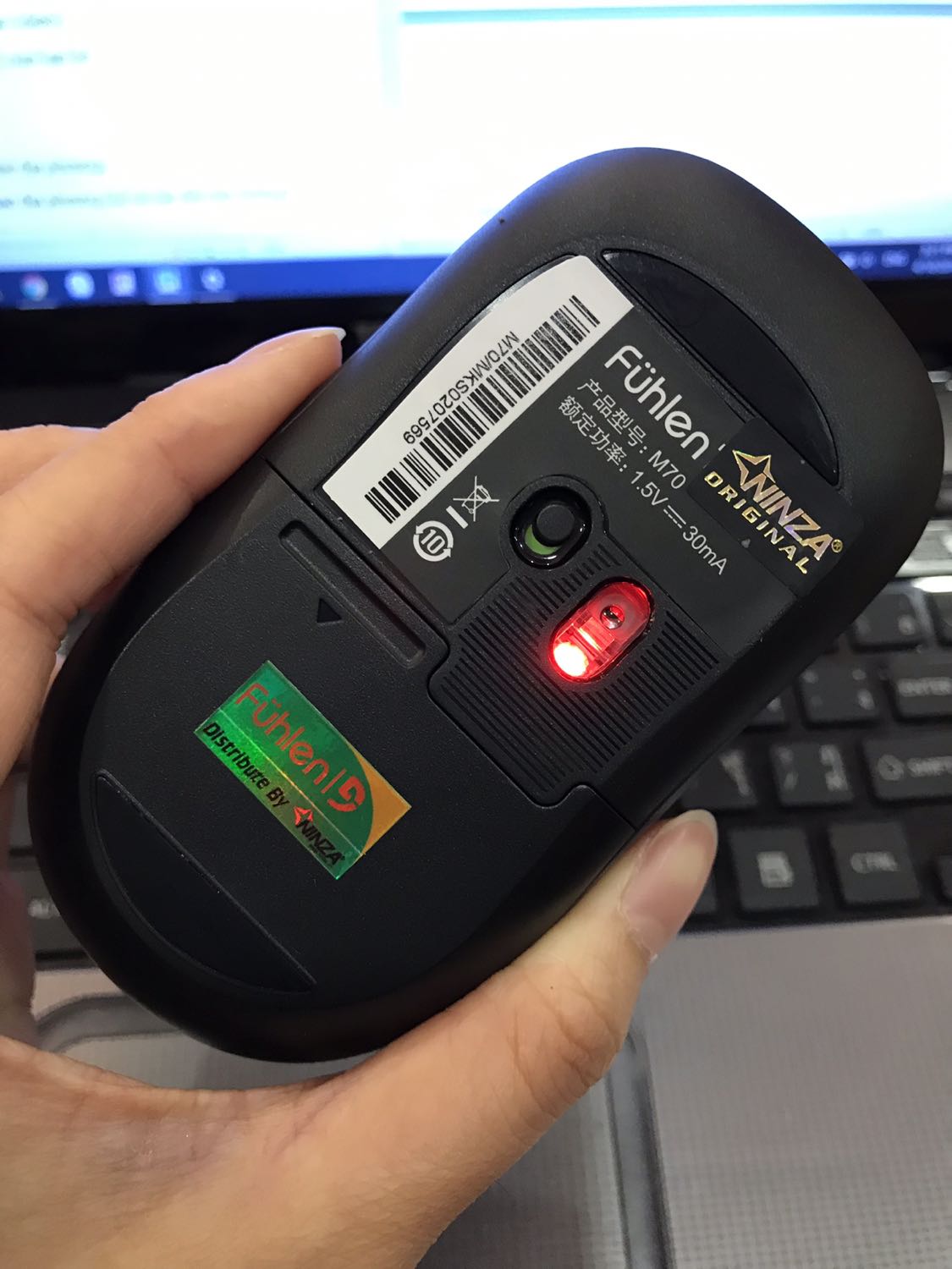 Mình mua lúc thấy sale còn 129k. Cũng phải lên tìm hiểu trước để mua cho yên tâm thì mới biết Fuhlen này là hàng nội địa TQ, có mặt trên thị trường từ năm 1996, tức cũng là hãng có tên tuổi bên Tàu, nên không sợ đồ kém chất lượng. Chuột chính hãng, có tem bảo hành đàng hoàng. Lúc nhận hàng mình khá bất ngờ vì với giá như vậy mà lại được con chuột đẹp thế. Phần nhựa bên ngoài hoàn thiện khá chắc chắn, ko bị ọp ẹp. Chuột di cũng mượt và nhanh. Lúc mua có đặt sẵn 1 cục pin bên trong để dùng luôn. Điểm trừ là phím bấm hơi cứng tay chút nên lúc click hơi nặng (có thể do tay mình con gái hơi yếu?). Nhưng tổng thể mình thấy đây vẫn là 1sp tốt, đáng sử dụng và quá ổn trong tầm giá!