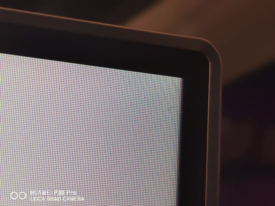 Mình mua về thì thấy màn hình xuât hiện 1 đốm màu đỏ ở giữa màn hình và 1 đường đen trên góc phải màn hình . liên hệ với tổng đài thì được nhân viên báo để liên hệ với bên kĩ thuật gọi cho mình. Kĩ thuật gọi tới nói sẽ cho người xuống thu hồi mà từ 5/11 tới hôm nay vẫn chưa thấy ai xuống để thu hồi lại ...