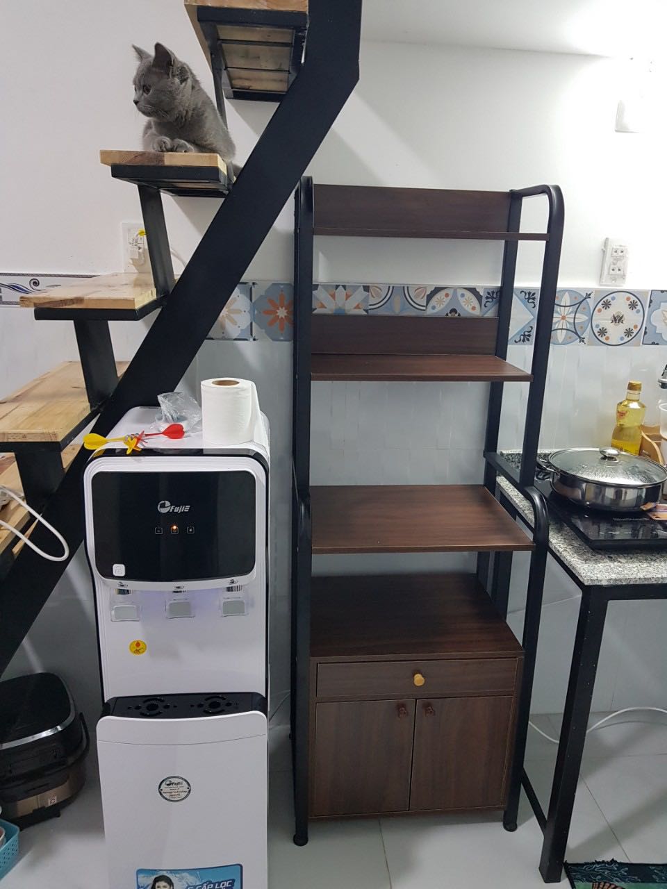 Mình đã nhận ráp ráp xong riviu cho mọi người liền đây, kệ cứng cáp, chân có 4 nút cao su tăng giảm được rất tiện, cánh tủ đóng êm và kín. Mẫu này khá tiện ở chổ chổ vừa có ngăn tủ kín mình để đồ khô vừa để máy móc các thể loại khác được.
Quá đẹp và chất lượng nên mua sài đặc biệt là cho nhà nhỏ xíu như mình, cho shop 5 sao không phải suy nghĩ!