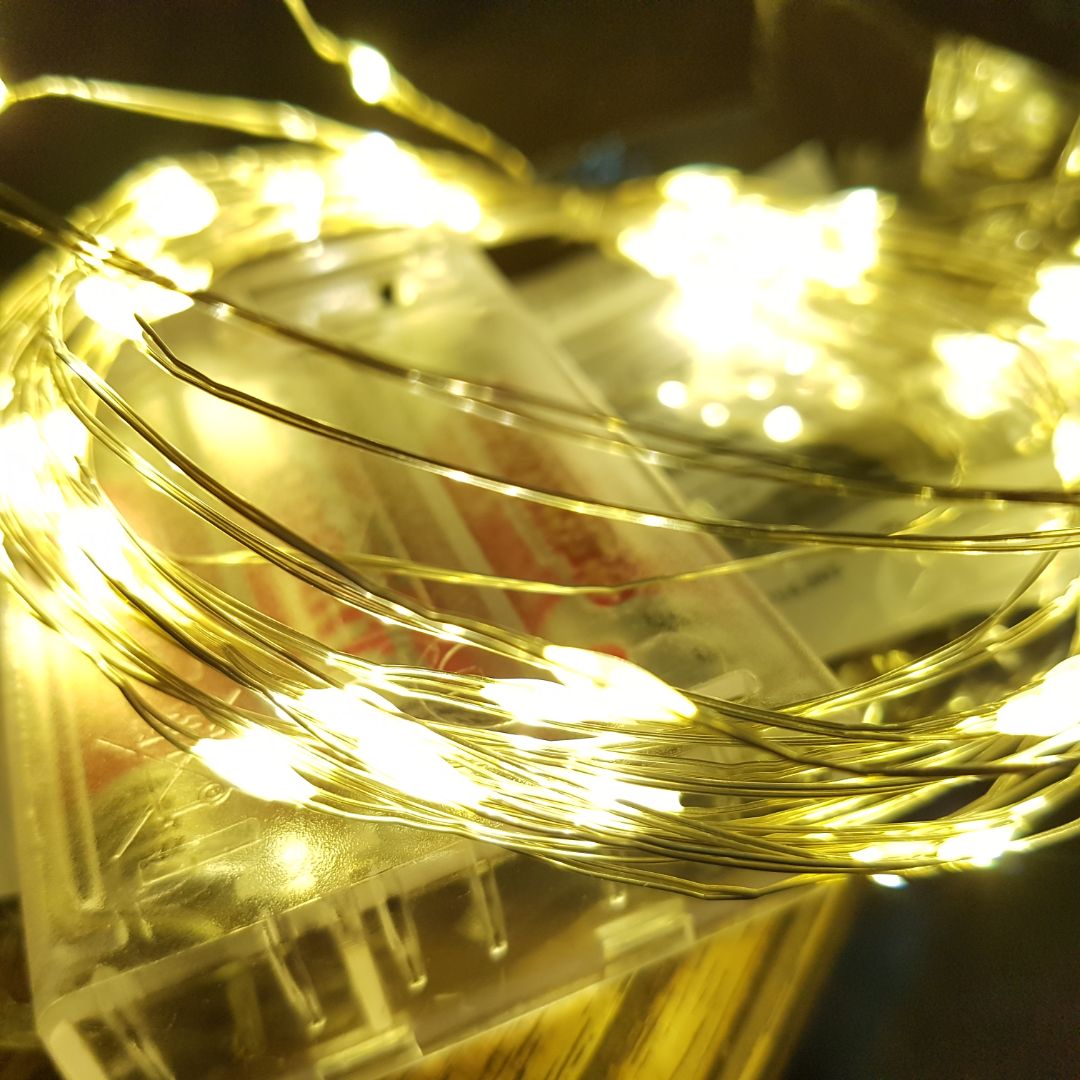 Quá xịn. Minh mua loại 5 mét nháy có công tắc gạt chọn Luôn sáng/ nháy chớp/ Tắt dây phủ màu bạc kẽm quá đẹp. Treo lên phòng đẹp. Đèn lúc đầu nhìn mong manh nhưng hóa ra quá bền và dai. Mình dùng 1 tháng rồi ko thấy vấn đề gì. 10 sao cho chất lượng.