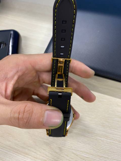 Đóng gói cẩn thận. Độ hoàn thiện sản phẩm tốt. Hình như sây Silicon hay TPU thì phải.  
Tặng bộ tua vít, chốt lò xo. Lúc trước mình dùng dây da bò, nhưng cơ địa dễ ra mồ hôi nên, dây da thấm và phơi nắng mấy bận nhưng không hết hôi. Nay thử loại này cho TISSOT, vừa và khít luôn cho loại khoá bướm của TISSOT. 
Giao hàng JNT nhanh. Bữa trước đặt bữa sau có. 

Cho Shop 10 sao.