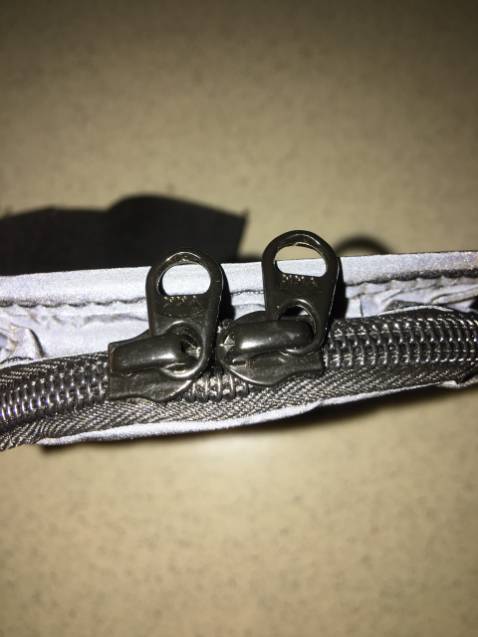 chất liệu đẹp, may chắc chắn, cái miếng dính kéo ra vào rất tốt, độ bám cho cảm giác tốt, miếng đêm ôm tay, và khi khoá sẽ không làm cấn da