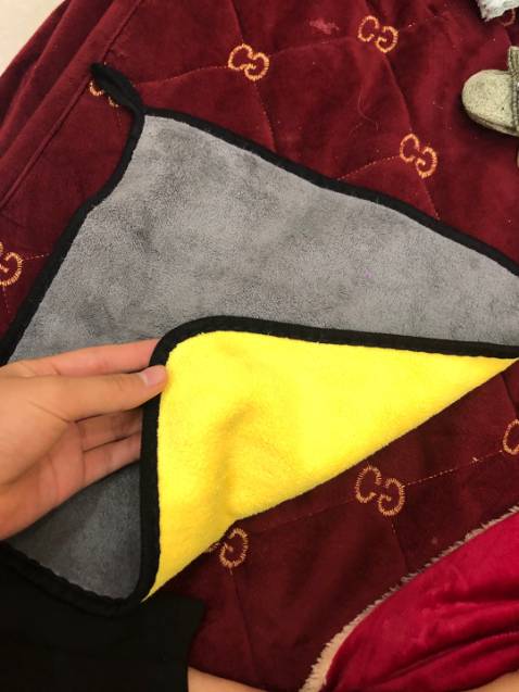 Sản phẩm đẹp màu sắc vàng óng, nên khá thuận mắt.Đúng hình, đúng hàng, đúng chất lượng và giao rất nhanh. Ủng hộ shop 5* nhé!
thực ra mà nói khăn lau xe ô tô nhưng nhiều khi đẹp hơn khăn lau mặt ở nhà ấy các bạn ạ! Tôi nhận hàng mà nói thì khăn rộng kích thước 30cm x 40cm, đây là kích thước chuẩn, mua chính hãng nên vẫn tốt hơn, Khăn dày lắm... Khăn trước t mua ko phải chính hãng nên mỏng. Lần này mua thì xịn hơn!