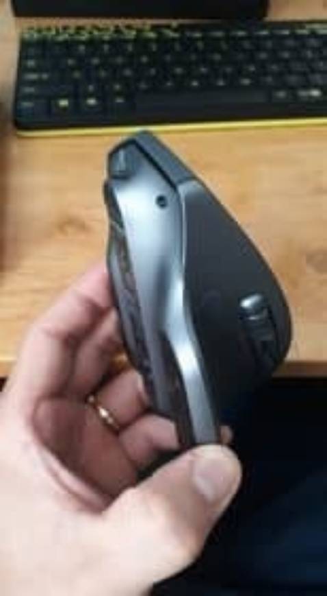 Mình mới đặt chuột vào rạng sáng nay (khoảng 03:00) ngày 03/03/2021. 
Được giao chuột ngay trước 09:00 vì mình trả gói giao nhanh trước 10:00

30 phút sau phát hiện các điểm sau:

1) chuột được bỏ trong 1 túi trắng, chứ không phải trong ốp nhựa (như hình của vài bạn đánh 4-5 sao)
2) dây sạc ngoài được cố định bởi miếng dán (mình nghĩ đồ gốc), còn được cố định thêm 1 sợi dây nhỏ. Mình đoán sợi này không cùng bộ. 
3) phần đáy chuột có 2 đặc điểm 
 - dù có miếng dán xanh che ở khe giữa lúc nhận hàng, nhưng không có tấm dán hết toàn bộ đáy.
 - các phần tì của đáy chợt vẹt, mình nghĩ dấu này là cũ. Bởi mình chỉ mới dùng 30 phút trên mặt bàn bóng (trong hình).
4) không có tem bảo hành.

Với các đặc điểm trên, mình nghi ngờ chuột này đã qua sử dụng nên liên lạc với bên Tiki.

Nhận viên Tiki trả lời nhã nhặn, thu lượm toàn bộ đặc điểm mình chỉ ra, và đề nghị mình chụp hình gửi. Mình đang chờ Tiki gửi email sang email của mình rồi mình hồi đáp (như đề nghị của nhân viên tiếp nhận cuộc gọi). Cuối cuộc gọi bé nhân viên xin lỗi mình. Đều mình thấy đây là lỗi của bên cung cấp hàng, bên này làm việc với Tiki, và cần có sự cam kết với Tiki. Còn Tiki đã làm xong việc của họ, gồm (1) giới thiệu sản phẩm , 2) đưa hàng đến khách đúng hẹn, (3) tiếp nhận phản hồi. 

Việc này cũng làm mình mất thời gian. Để tìm kiếm trên mạng xem cách đánh giá 1 hàng chuột Logitech là thật hay giả, đã dùng rồi hay chưa. 

Nên việc bên cung cấp hàng làm vậy là tổn thất nhiều hơn số tiền mình bỏ ra để mua chuột. Và điều này là điều không nên xảy ra.