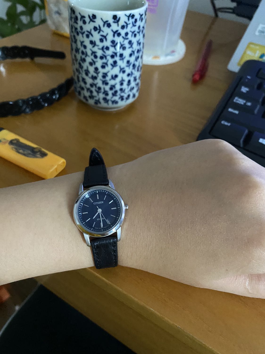 Dây mềm lắm ạ. Đeo khá là ổn ạ. Thực sự kiếm được dây thay thế cho đồng hồ nhỏ k dễ chút nào. Cũng may shop có size cho đồng hồ của mình