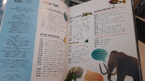 Sách rất là đẹp, bìa cứng, các tranh minh họa bên trong đều là trang màu in trên giấy ảnh bóng. Tiki giao hàng nhanh, đặt hôm trước- sáng hôm sau đã nhận được rồi.
Mình nghĩ sách sẽ tập trung nói về mối quan hệ Mặt Trăng và Trái Đất cơ. Hóa ra nội dung đó chỉ chiếm 2 trang giấy (trang 70-71) thôi. Chính xác thì đây là một cuốn bách khoa về khoa học Trái Đất dành cho trẻ em.
Sách chia làm 5 phần: 1) Hành tinh của chúng ta; 2 Bề mặt của Trái Đất; 3) Hành tinh xanh (nước và đại dương); 4) Trên trời cao và 5) Sự sống trên trái đất
Mình mua sách đúng đợt sale hội sách nên thấy cuốn này thật là hời :)