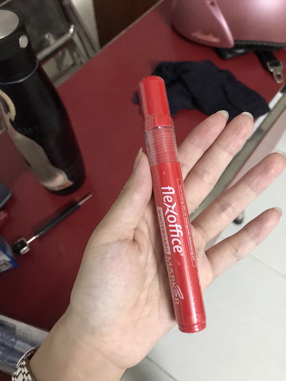 mực ra đều, cầm chắc chắn, đóng gói cẩn thận