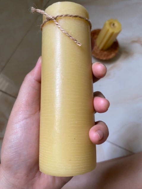 Lúc đầu mình có chút phân vân vì không nghĩ bỏ ra gần trăm ngàn cho 1 cây nến, vì mình chưa từng dùng nến sáp ong trước đó và cũng ko rõ lắm về công dụng của sáp ong, nhưng nhận hàng về vô cùng ưng cái bụng luôn. Shop đóng gói cẩn thận, giao hàng nhanh lắm, đủ và đúng hàng, có tờ hướng dẫn cẩn thận🥰
Mình dùng thử thì có mùi mật ong thoang thoảng ngọt và nhẹ(phải ngửi gần chứ nó ko lan ra khắp phòng đâu), thích vô cùng. Mong là có thể lọc được không khí trong bếp, phòng ngủ chủ yếu bảo vệ sức khỏe ở cái Sài Gòn đầy bụi này. Nếu cảm thấy có hiệu quả sẽ ủng hộ shop tiếp.

Mua hàng ở Tiki mình yên tâm vô cùng. Cám ơn Tiki ạ. 😘