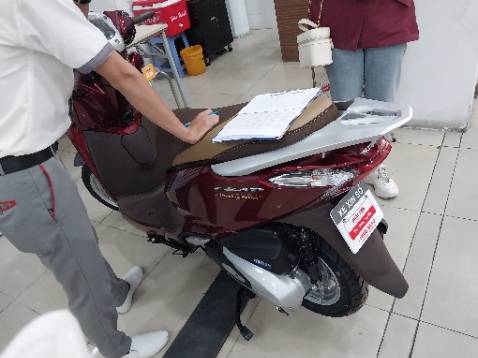 Giá trên tiki ko phát sinh thêm phí nào khác. Chỉ tốn phụ phí thêm khi gắn phụ kiện cho xe nhưng cái này là không bắt buộc. Nhận xe tại cửa hàng.