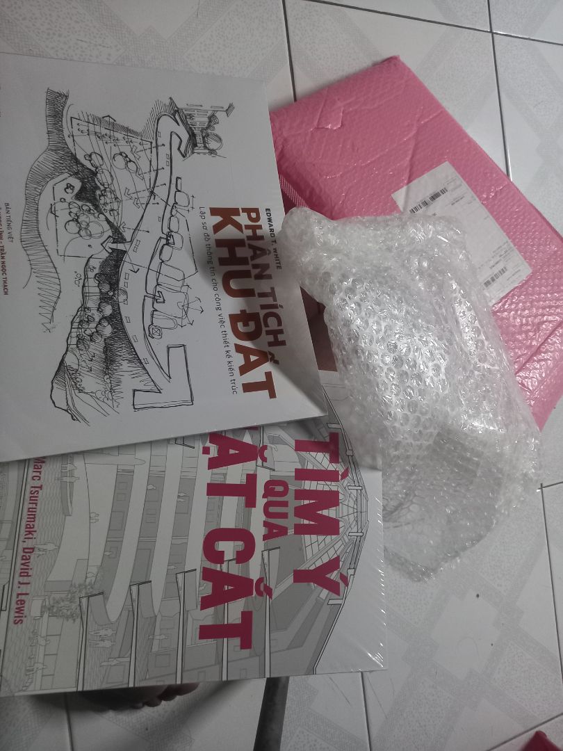 giao đúng hạn, gói cực kĩ nha anh em, chất lượng sách đúng như mẫu, tuyệt, mua combo đúng 2 quyển đang thích  nên khá tiết kiệm , rất hài lòng