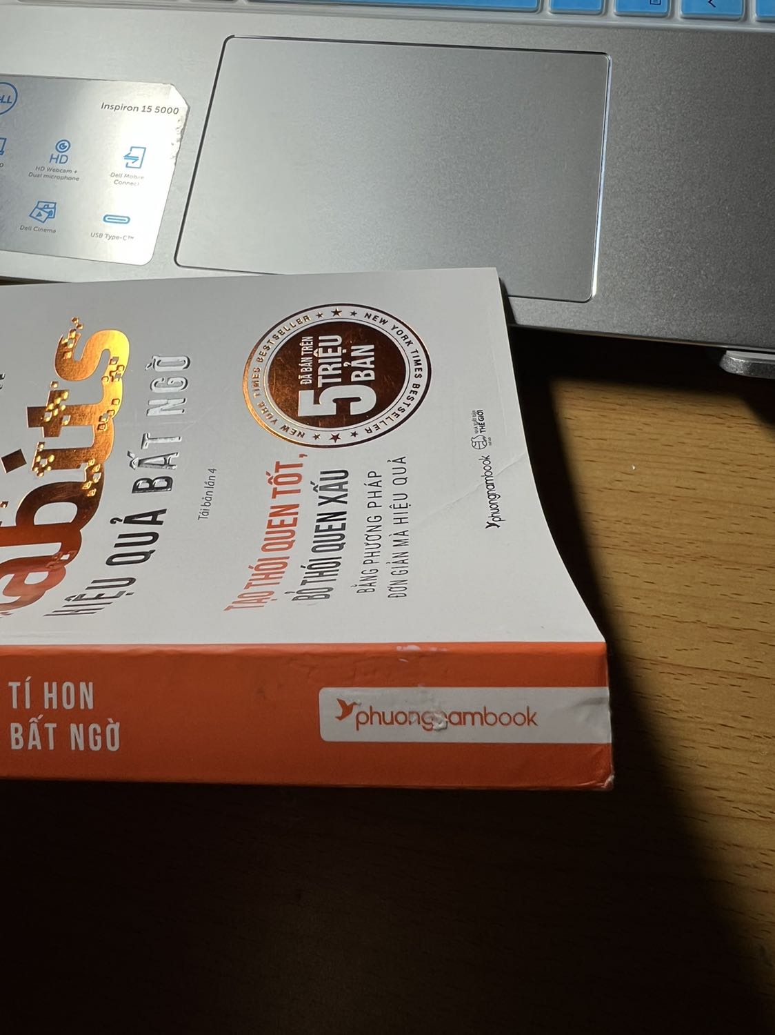 Đưa sách trên kệ giao cho khách, bìa sách móp méo. Trang cuối nhăn nheo và thừa giấy. Mở sách ra thì thấy có miếng bìa chặn sách đặt ngay giữa, chứng tỏ có người đang đọc. Rất không hài lòng