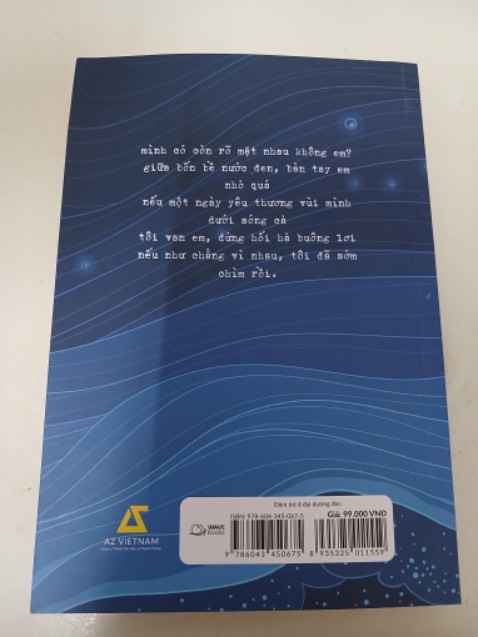 Về giao hàng: Giao từ ngoài Hà Nội vào Sài Gòn nên cũng không nhanh lắm nhưng cũng ổn. Đóng gói thì khá tệ, chỉ bỏ trong 1 túi bóng chống sóc cả 3 quyển sách mà không có hộp gì thành ra quyển nào cũng cong vênh thậm chí quăn góc.
Về nội dung: Quyển này nghe quảng cáo nhiều, cảm giác dễ đọc, thơ và văn xuôi lồng ghép cũng hay. Cá nhân thấy sách nói về những người trầm cảm hoặc có vấn đề tâm lý nên hơi buồn và tiêu cực, mọi người cân nhắc khi xem. Về giao hàng: Giao từ ngoài Hà Nội vào Sài Gòn nên cũng không nhanh lắm nhưng cũng ổn. Đóng gói thì khá tệ, chỉ bỏ trong 1 túi bóng chống sóc cả 3 quyển sách mà không có hộp gì thành ra quyển nào cũng cong vênh thậm chí quăn góc.
Về nội dung: Quyển này nghe quảng cáo nhiều, cảm giác dễ đọc, thơ và văn xuôi lồng ghép cũng hay. Cá nhân thấy sách nói về những người trầm cảm hoặc có vấn đề tâm lý nên hơi buồn và tiêu cực, mọi người cân nhắc khi xem.