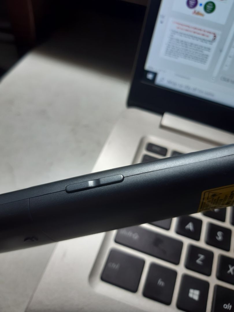 sản phẩm tốt, có 2 cổng kết nối tiện lợi. đặt biệt dòng này có bổ trợ nút tăng giảm âm lượng khi bài thuyết trình có sử dụng âm thanh. phụ kiện kèm theo là 1 cục pin