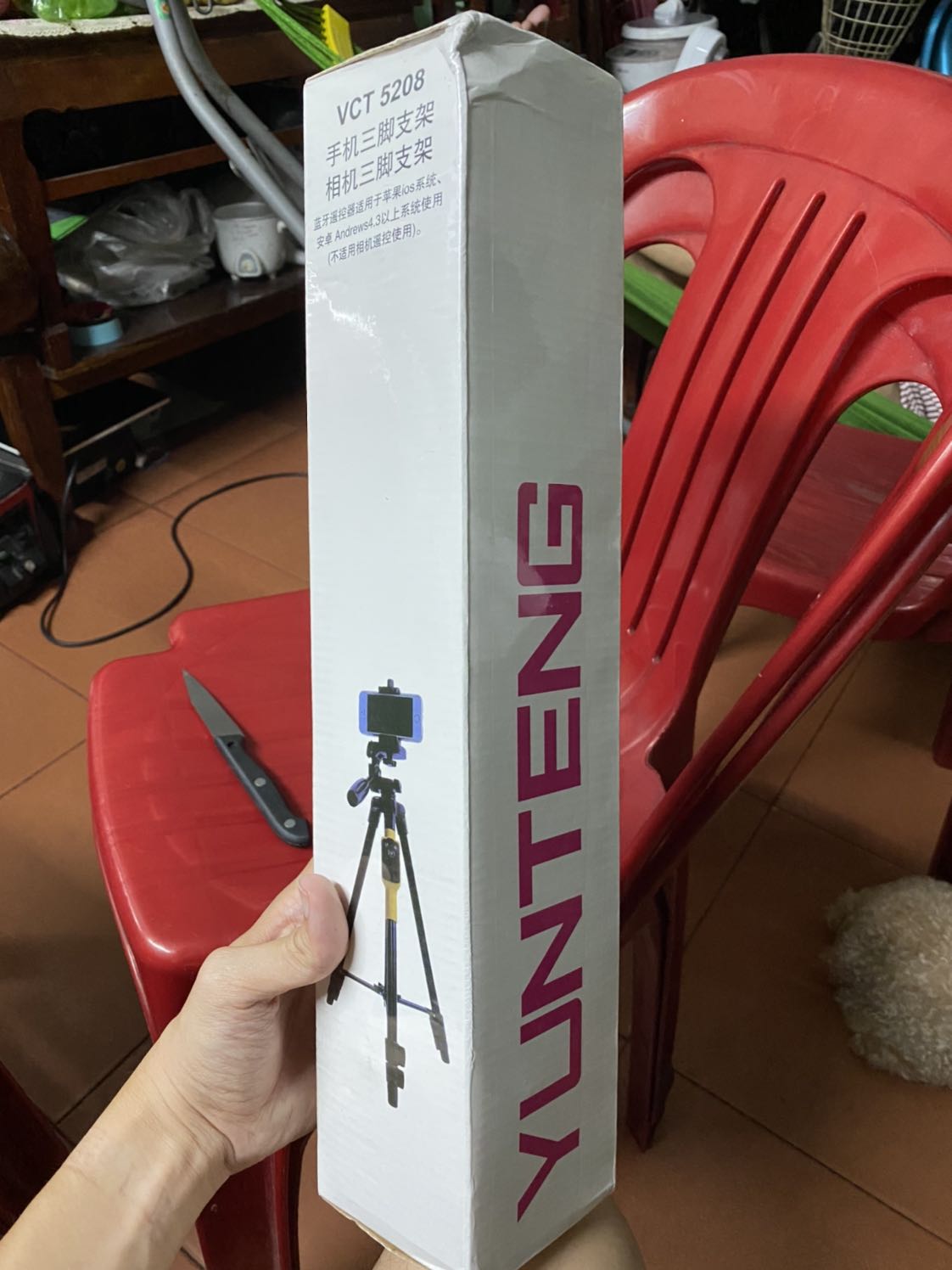 Hộp bị móp một chút, bao gói kỹ, ống kim loại, sơn mạ tĩnh điện. Phần nhựa hoàn thiện mức trung bình khá, kéo hết mức được khoảng 1.3m. Với mức giá 340k là tạm ổn. Hài lòng