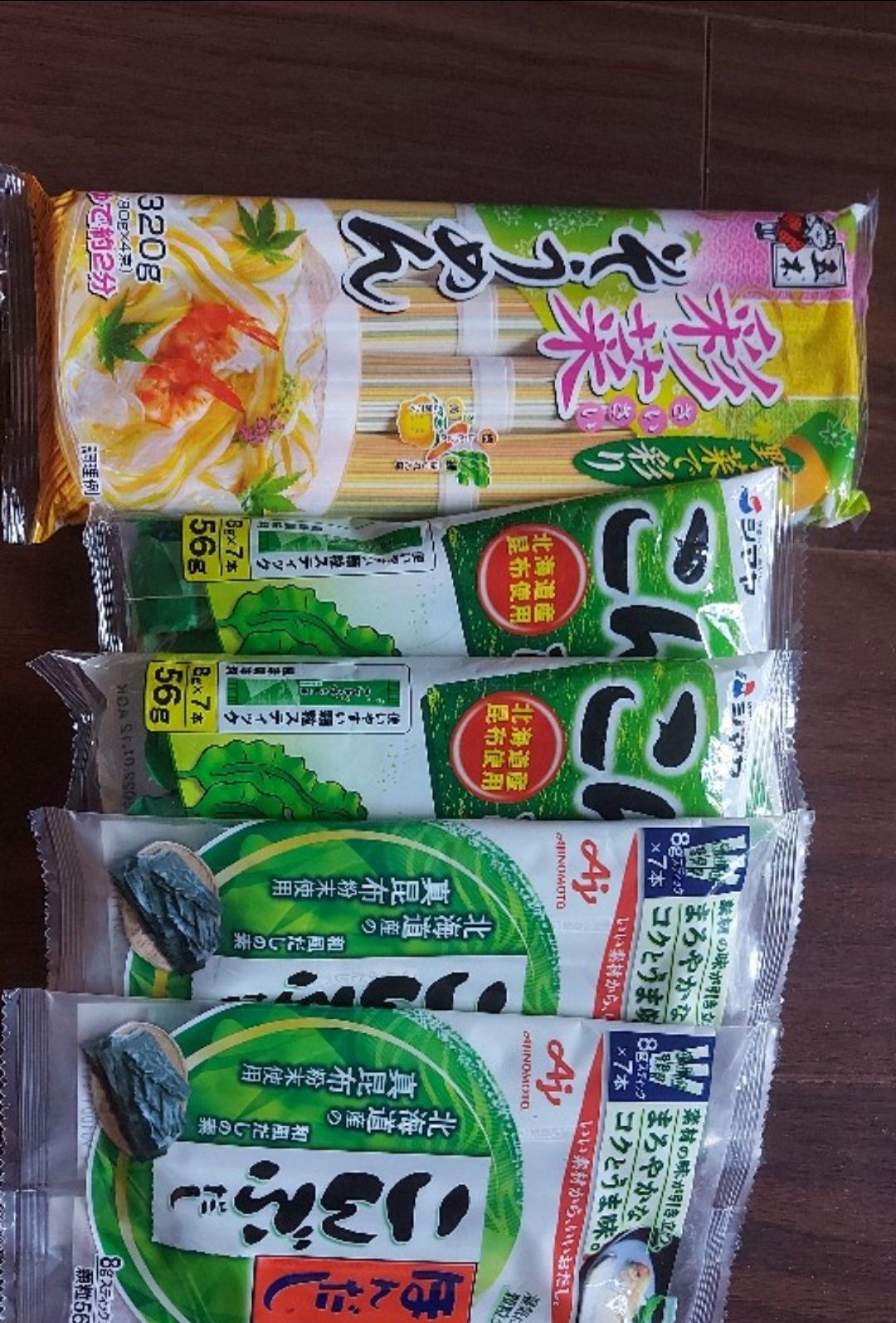 - Hạt nêm chiết xuất hoàn toàn từ tự nhiên từ rong biển, không chứa chất điều vị và bột ngọt an toàn cho bé. Khi thêm vào món ăn có vị ngọt tự nhiên và thơm từ rong biển, đặc biệt tuyệt đối an toàn trong chế biến thức ăn cho bé.
- Hạt nêm rong biển Ajinomoto với chiết xuất cô đặc từ Tảo be Hokkaido, Kuseganaku, phù hợp để nêm với tất cả các thực phẩm khác như thịt, hải sản và rau quả. Cho bữa ăn gia đình luôn thơm ngon, đậm đà, ngọt tự nhiên.
- Dùng Hạt nêm rong biển Ajinomoto để nêm trong quá trình chế biến thức ăn của gia đình, đặc biệt là việc chế biến thức ăn cho trẻ em, kích thích bé ăn ngon miệng hơn