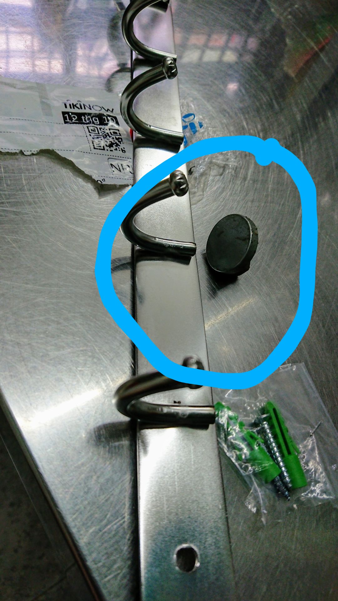 Bằng inox đàng hoàng chứ không phải sắt xi nhe. Để viên nam châm siêu mạnh mà nó trơ trơ. Nếu hàn hai bên móc thay vì 1 bên thì giá trị của sản phẩm sẽ cao hơn. Nói chung chất lượng xứng với giá. Mua được. Bằng inox đàng hoàng chứ không phải sắt xi nhe. Để viên nam châm siêu mạnh mà nó trơ trơ. Nếu hàn hai bên móc thay vì 1 bên thì giá trị của sản phẩm sẽ cao hơn. Nói chung chất lượng xứng với giá. Mua được.