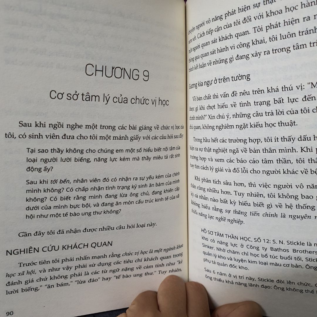 Đây là cuốn sách, nói về nguyên lý của xã hội, Peter theory, trả lời cho một trong những câu hỏi, "Tại sao lại đầy rẫy những người thiếu năng lực đảm nhiệm vị trí quan trọng cần năng lực cao?" Bạn có thể liên đới tới quy luật 80/20 hoặc belt curve.