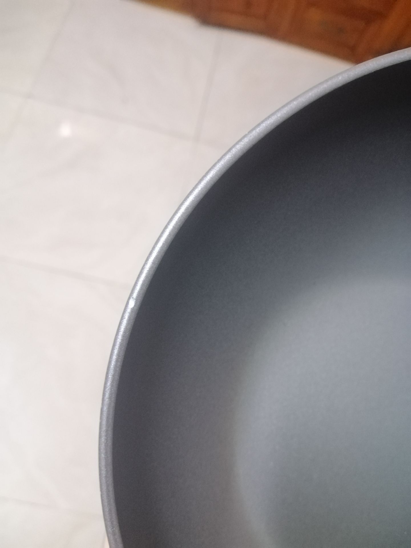 Chính xác cho 4 sao, nhưng do được...khuyến mại thêm dao gọt trái cây. ☺ Viền mép chảo có 2 vệt lõm không đáng kể. Mối nối giữa tay cầm và chảo có vẻ chưa chắc, nên khi lắc chảo sẽ thấy hơi xộc xệch. Xoa tay vào bề mặt nấu ăn (có lớp chống dính) thấy vài chỗ có vết cấn, như là bị trầy/tróc, thành ra có chút cảm giác hơi không yên tâm.