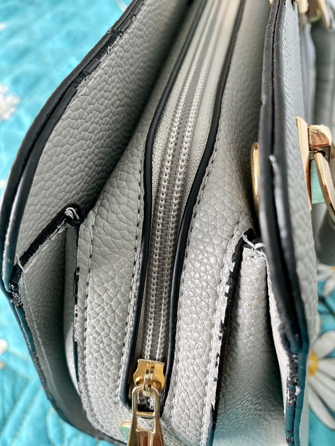 Hàng chất lượng kém, bong tróc da quanh miệng túi và quai,mùi quá hôi, ngàn lần ko nên mua