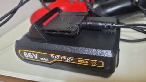 1. Sạc bị vỡ vỏ nhựa, nhìn cái sạc thấy còn thua cái sạc điện thoại. Không biết dùng được 6 tháng không.
2. Với giá tiền đã mua thì tạm chấp nhận.