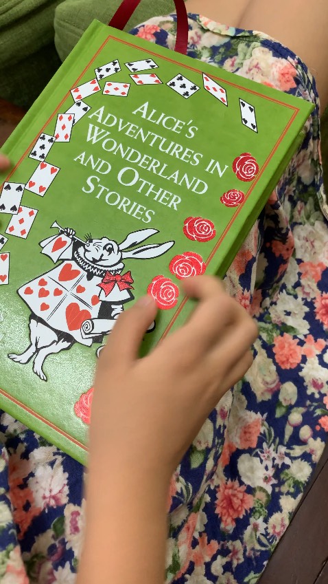 Sách đẹp lắm, bìa cứng, thiết kế đẹp, có nhũ vàng ở cạnh các trang sách nhìn giá trị hẳn. Sách dày nhưng cầm lại nhẹ tay. Giấy hơi ngả màu nhìn classic và ko bị loá như kho đọc trên giấy trắng tinh. Chữ và tranh trong truyện in rõ nét.
Mình rất hài lòng ❤️