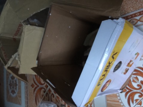 Hàng bị móp méo, mình vừa khui ra bị móp như thế này đây, nhưng không biết làm sao liên hệ để đổi lại hàng