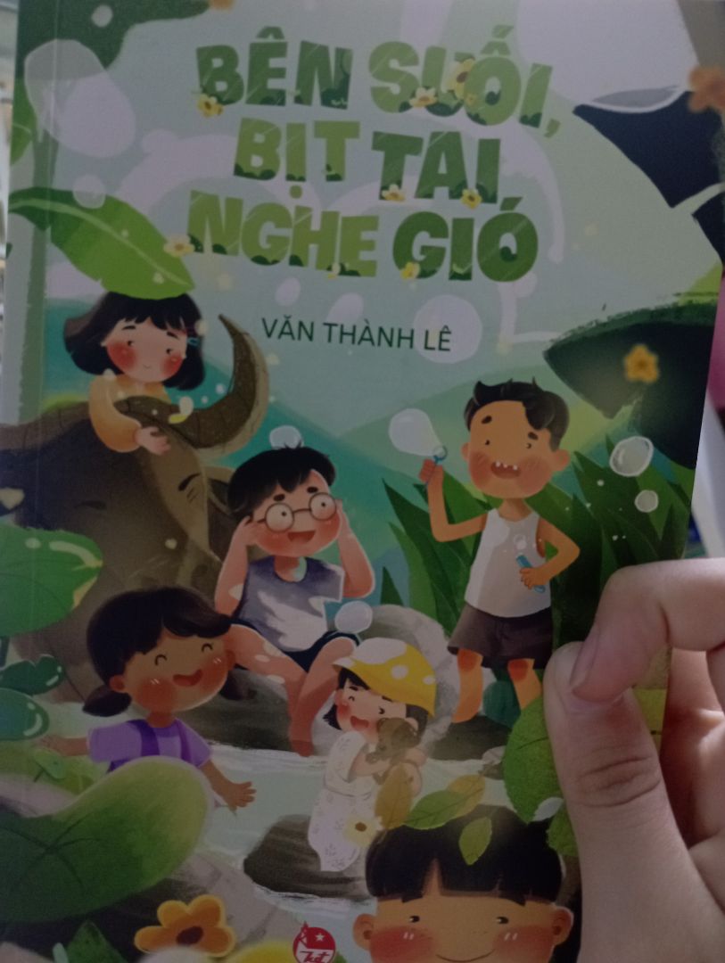 Mình thật sự rất thích sách của tác giả Văn Thành Lê. Hồi cấp một, mình đã đọc qua sách Trên đồi, mở mắt và mơ của chú và thấy rất tuyệt vời, cuốn sách ấy vẫn còn đọng lại trong mình nhiêù kỉ niệm lắm. Đến hôm nay, mình lại được đọc và trải nghiệm thêm một tác phẩm của chú nữa 💗💗
