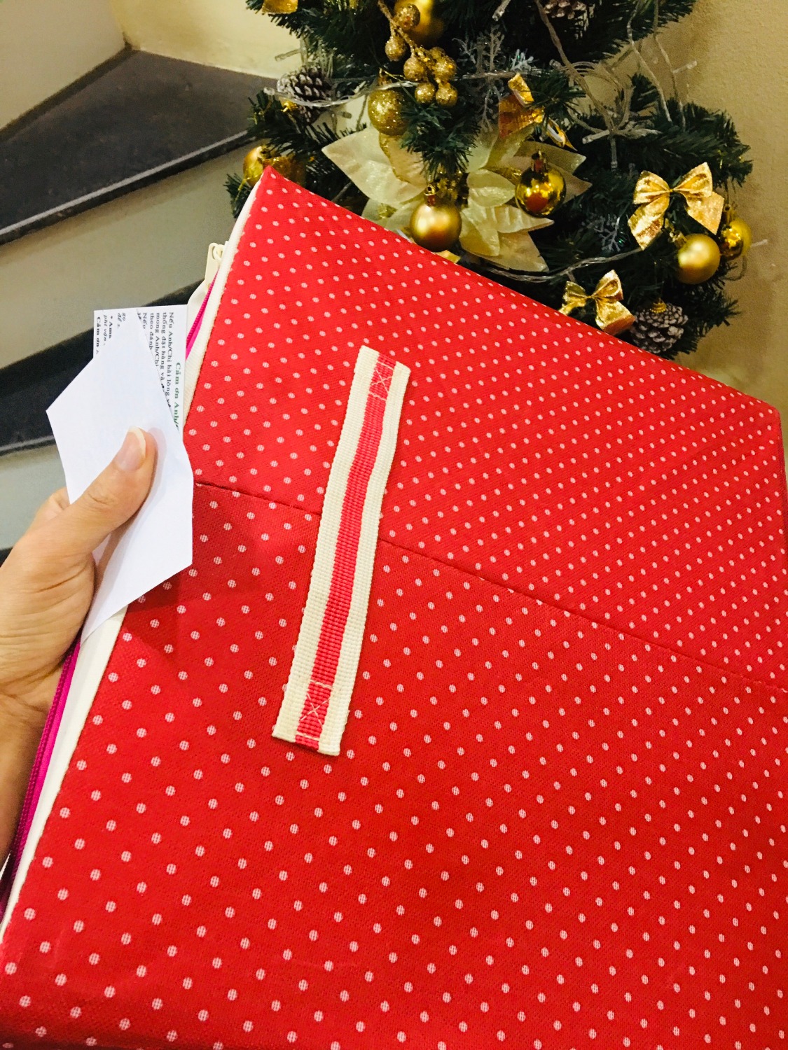 Mình mới nhận hàng được 2 hôm, bận quá, nay mới review được:
-Hàng vô cùng cứng cáp, khung thép chịu lực cao
-Màu sắc ngẫu nhiên nên nếu có chọn màu thì tốt
-Khung rộng, nên để đồ đạc thoải mái
-Có 2 ngăn khóa chắc chắn, có nilon trong suốt nên để đồ trong tủ cũng dễ nhìn
-Nhìn chung ưng ý lắm