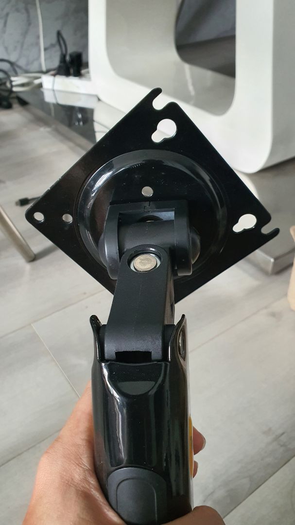 Giá treo được gắn gần 1 tuần, cho tới giờ thấy vẫn chắc chắn. Mình gắn màn hình chỉ 22 inch, cỡ 3.5 kg. 
Có điều phần điều chỉnh lên xuống khá khó chỉnh, phải đè xuống và nới lỏng ốc ở trong thì mới dễ chỉnh lên xuống được, mình không thấy hướng dẫn việc này trong tờ hướng dẫn đi kèm.