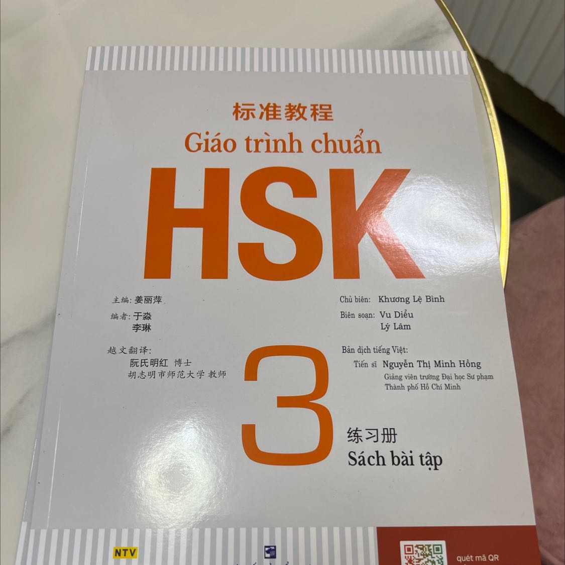 Sách gốc in chữ rõ, có kèm CD, đáng giá tiền Sách gốc in chữ rõ, có kèm CD, đáng giá tiền