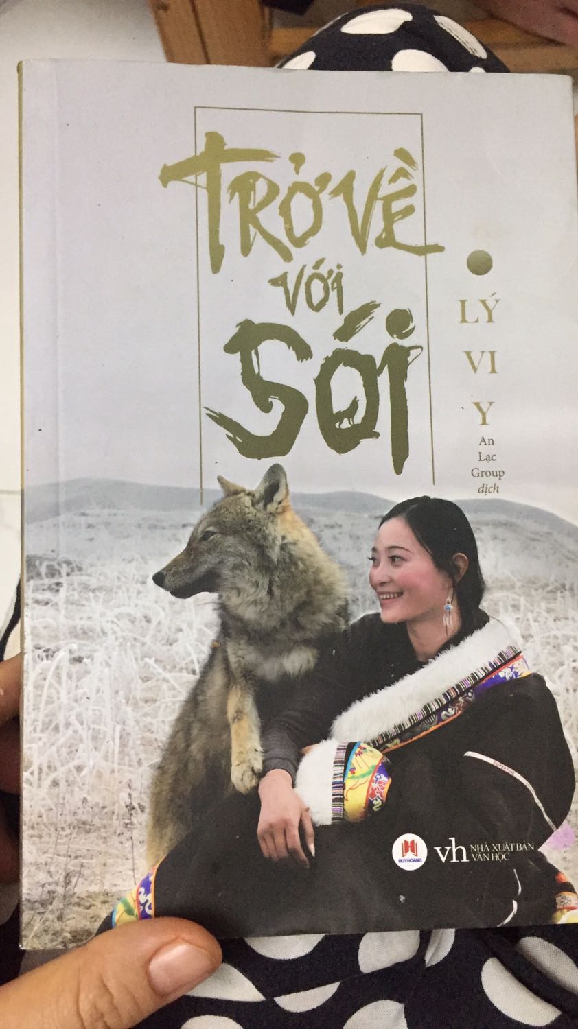 Cuốn sách kể về hành trình đưa 1 chú sói con may mắn sống sót của 1 cô gái trẻ. Mình vô cùng khâm phục bản lĩnh v tình yêu của cô ấy dành cho sói. Sách có lời giới thiệu của tác giả cuốn Totem Sói rất nổi tiếng.