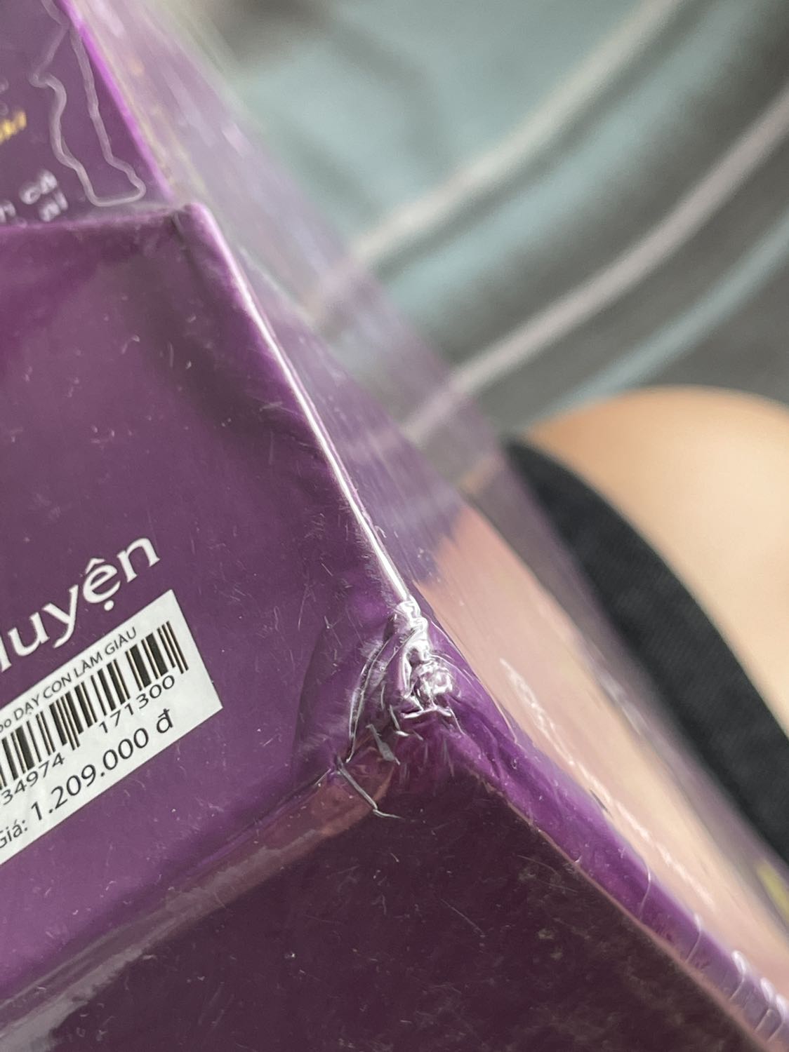 Thật sự rất thất vọng với lần nhận hàng này từ Tiki. Không biết do lỗi từ shop hay từ đơn vị vận chuyển nhưng khi nhận được sách, mở ra thì chỉ thấy 1 hộp sách nằm nhỏ gọn trong 1 cái hộp to mà không có bất kì một miếng lót nào để tránh va đập. Hộp sách có 6 góc thì hết 4 góc bị móp méo khá nặng như hình. Bao bọc sách cũng không đàng hoàng, phần phía trên bị rách hết cả bao bì làm sách bị dơ không còn mới.

Không biết thế nào chứ mua sách lẻ thì lúc nào cũng sạch đẹp mà mua boxset gần như lúc nào cũng gặp tình trạng trên, mấy lần trước lỗi nhỏ không đáng kể nhưng lần này quá thất vọng

Mong tiki hỗ trợ đổi lại sản phẩm mới giúp mình