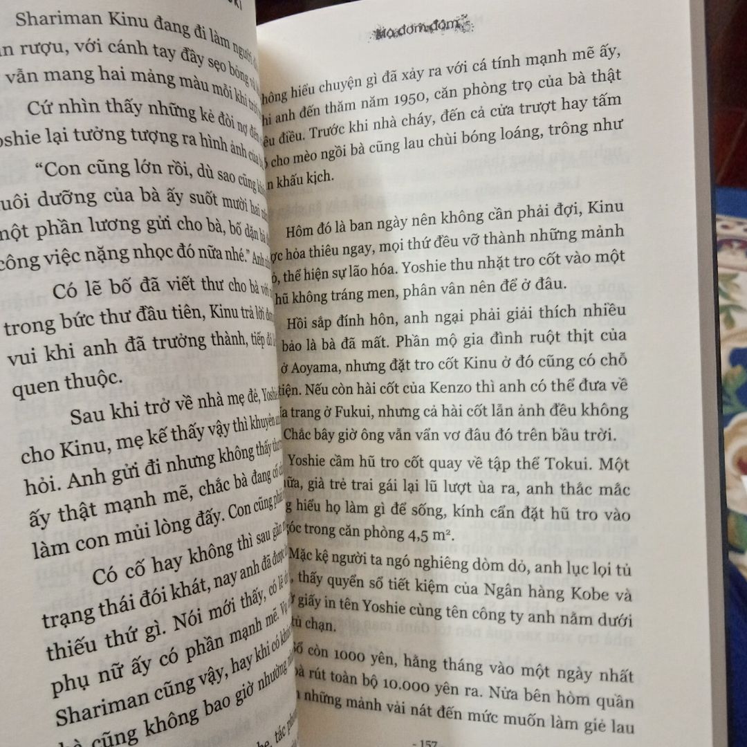 Bìa siêu đẹp,bên ngoài được bọc bookcare cẩn thận.Trang giấy không trắng  khi đọc không bị loá mắt như một số cuốn sách khác.Nội dung thì mình chưa có đọc nên chưa có nhận xét gì.Giao hàng đúng như dự kiến,nói chung là mình rất hài lòng