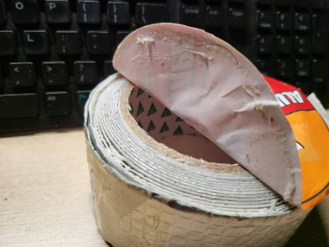 Sản phẩm nhìn cũ, không rõ có bị hết date chưa, đóng gói thủ công không đẹp, nhãn mác không đúng như ảnh trên shop.
Keo bị chảy.
Dán thử 1 miếng thì có vẻ không dính như quảng cáo. (Đã làm theo hướng dẫn trên shop)