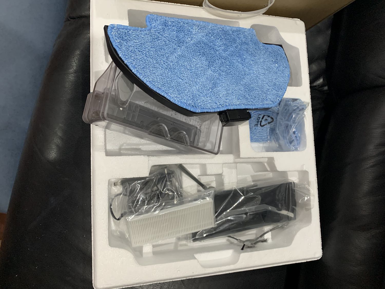 Hút mạnh, hoạt động thông minh. Nhưng chính vì mạnh nên hơi ồn và robot cao nên không chui được vào gầm sofa như em robot eufy cũ nhà mình. Nói chung cũng hài lòng và sẽ từ từ trải nghiệm tiếp